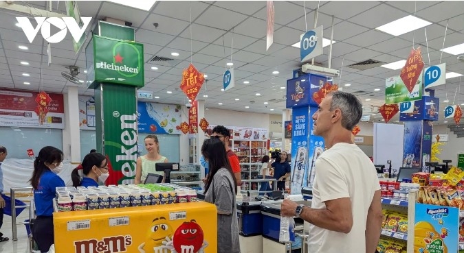 Supermarkets and traditional markets in HCM City open on 2nd day of Tet